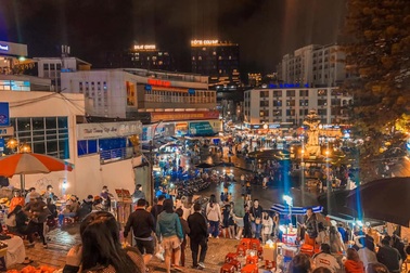 "Cháy" tour, tăng giá vì người dân đổ xô đi du lịch