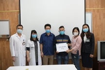 Gia đình 4 người tử vong ngộ độc nấm giúp bệnh nhân nghèo 400 triệu đồng