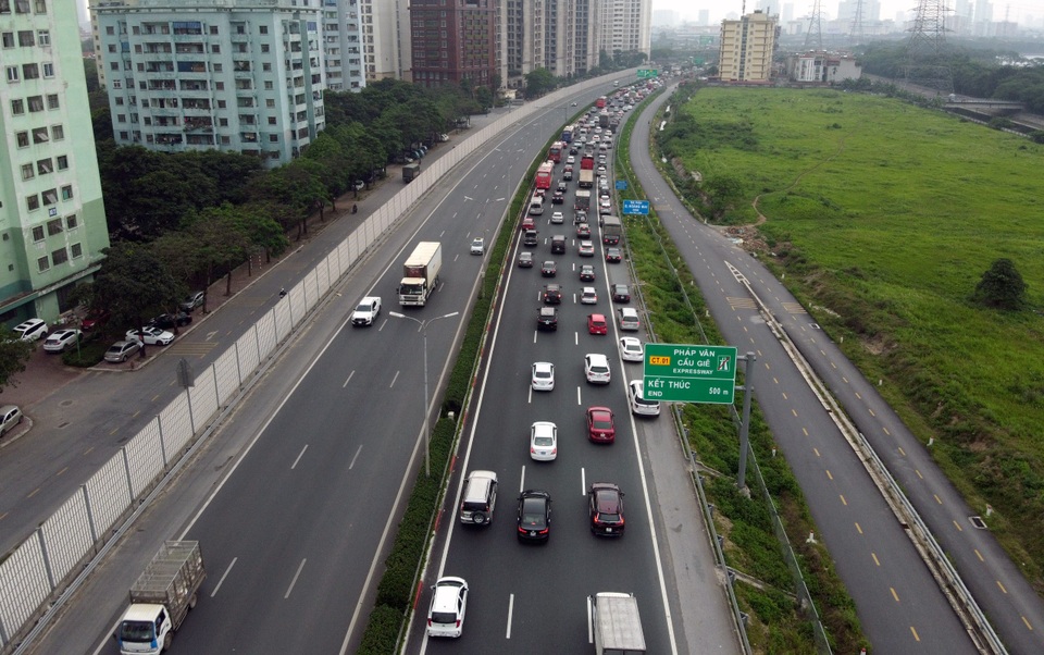 Người dân ùn ùn trở lại Hà Nội, CSGT căng mình giữ đường thông suốt - 1 Người dân ùn ùn trở lại Hà Nội, CSGT căng mình giữ đường thông suốt - 1