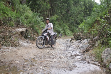 Dân kêu trời vì xe công trình băm nát đường