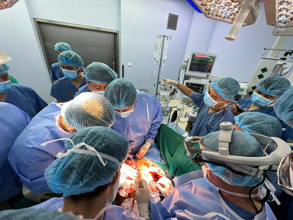 Thanh sắt hàng rào 1,7m đâm xuyên bụng lên ngực nam thanh niên - 2 Thanh sắt hàng rào 1,7m đâm xuyên bụng lên ngực nam thanh niên - 2