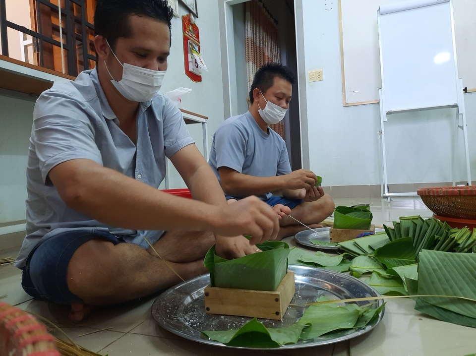 Đắk Lắk: Thầy giáo gói cả trăm chiếc bánh chưng gửi vào khu cách ly - 7 Đắk Lắk: Thầy giáo gói cả trăm chiếc bánh chưng gửi vào khu cách ly - 7