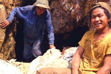 Đời mót quặng lậu