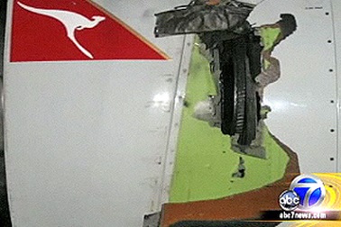 Máy bay chở 212 hành khách nổ động cơ