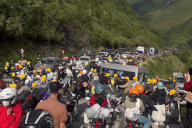 Khách ùn ùn đổ về Hà Giang, "biển người" tắc cứng trên dốc Thẩm Mã