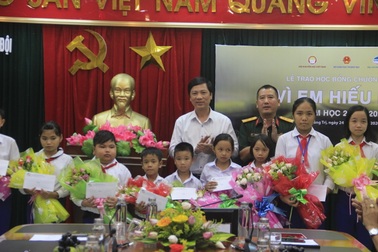 Học bổng “Vì em hiếu học” tiếp sức cho học sinh nghèo Quảng Trị