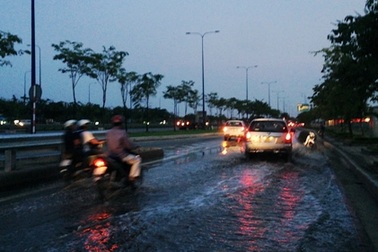 Đại lộ "nghìn tỉ" ngập nặng sau cơn mưa nhỏ