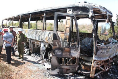 Xe khách cháy rụi, 28 người thoát nạn
