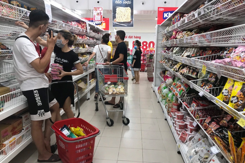 Đà Nẵng: Người dân đổ đi chợ, siêu thị trước giờ thành phố giãn cách - 4 Đà Nẵng: Người dân đổ đi chợ, siêu thị trước giờ thành phố giãn cách - 4