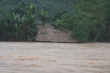 Nước trắng trời, miền Trung lút chìm trong lũ
