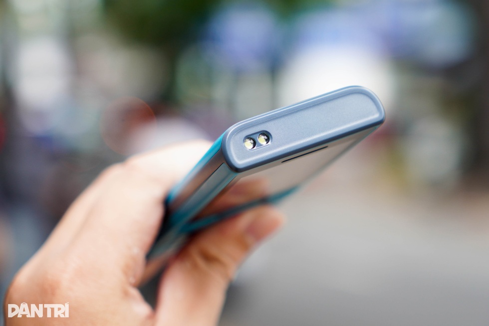Mở hộp điện thoại phổ thông 4G đầu tiên của HMD tại Việt Nam - 2 Mở hộp điện thoại phổ thông 4G đầu tiên của HMD tại Việt Nam - 2