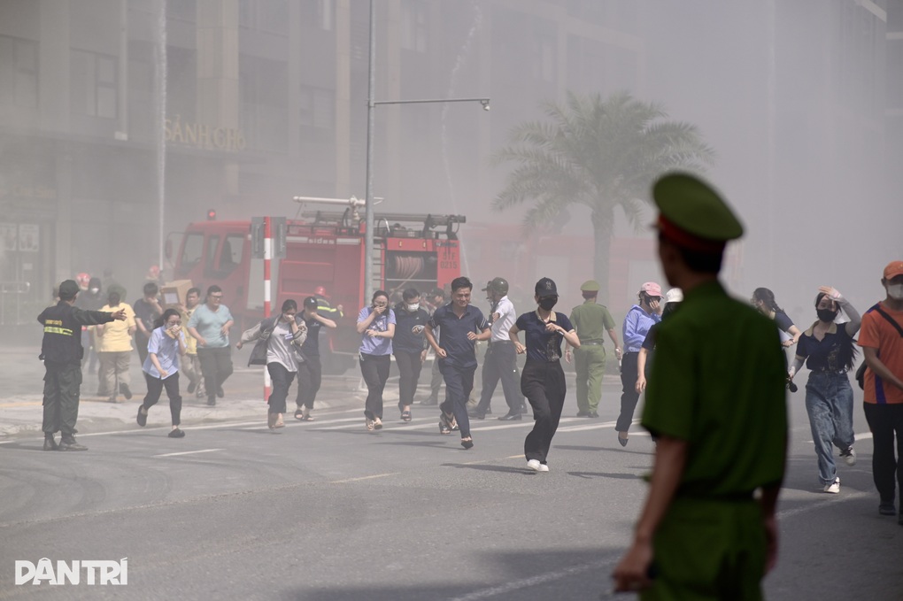 Cháy giả định ở chung cư TPHCM, cảnh sát dùng cầu dây cứu người - 3