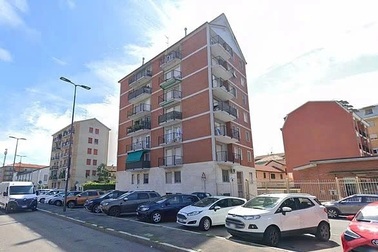 Người đàn ông 70 tuổi trèo qua ban công nhảy xuống đường, rơi trúng bà cụ