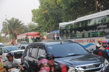 Chiều 28 Tết, giao thông ùn ứ ở cửa ngõ Đông Bắc TPHCM
