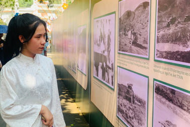 Hàng vạn người vượt nắng nóng hơn 40 độ C về Ngã ba Đồng Lộc