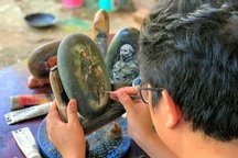 Thầy giáo "hô biến" đá cuội thành bức tranh tiền triệu