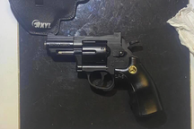 Hà Nội: Giả danh công an, dùng còng số 8 đi cướp tài sản trong đêm