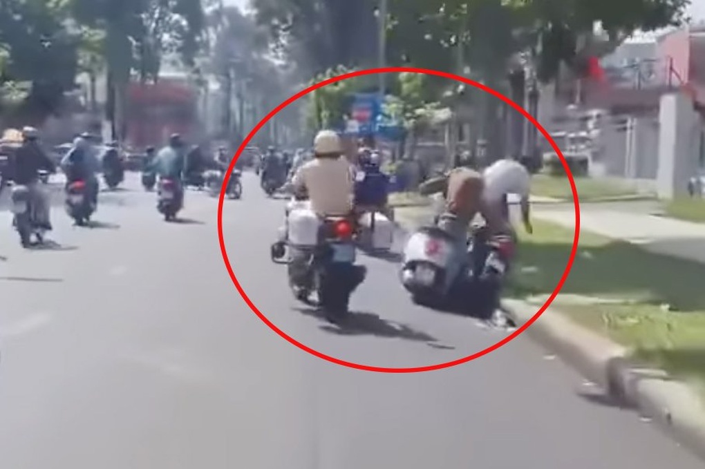 Vụ CSGT dùng chân đạp xe người vi phạm ở TPHCM: Hành động quá phản cảm - 2 Vụ CSGT dùng chân đạp xe người vi phạm ở TPHCM: Hành động quá phản cảm - 2