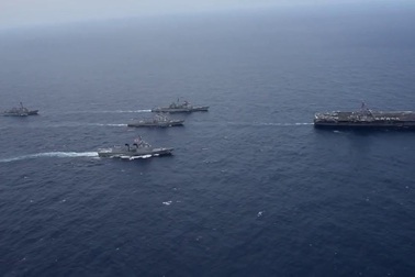 Nhóm tác chiến tàu sân bay Mỹ phô diễn sức mạnh trên biển