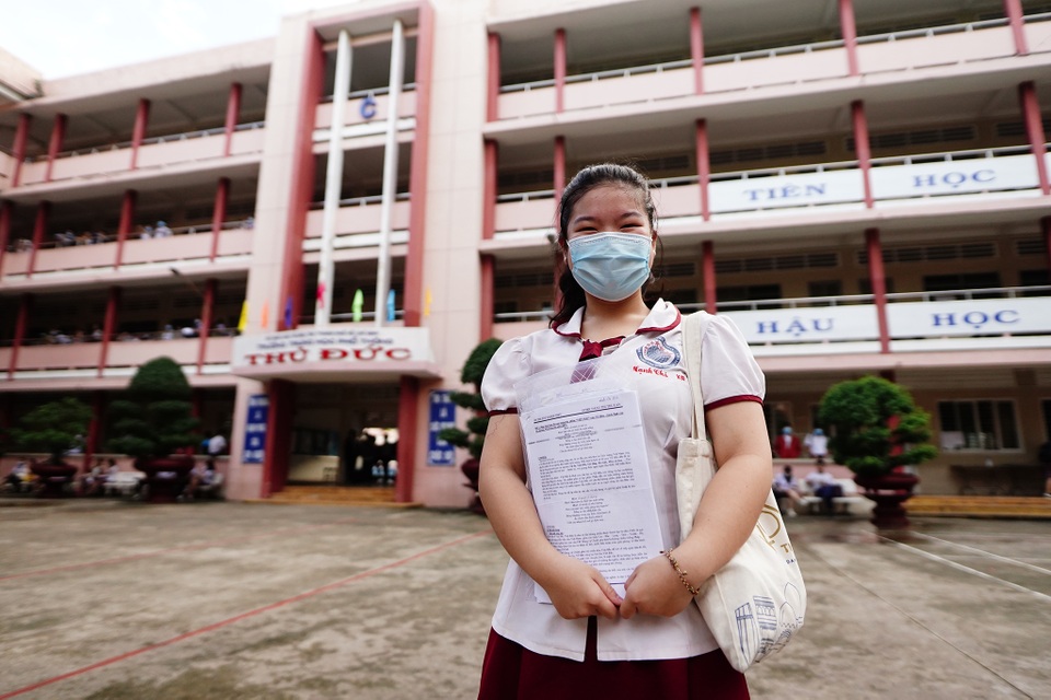 Chùm ảnh: Thí sinh đến sớm tranh thủ ôn bài trước buổi thi Ngữ văn - 9