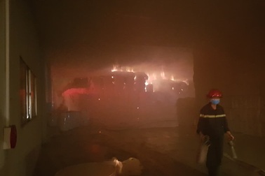 Lửa thiêu rụi cả ngàn m2 kho xưởng công ty sợi