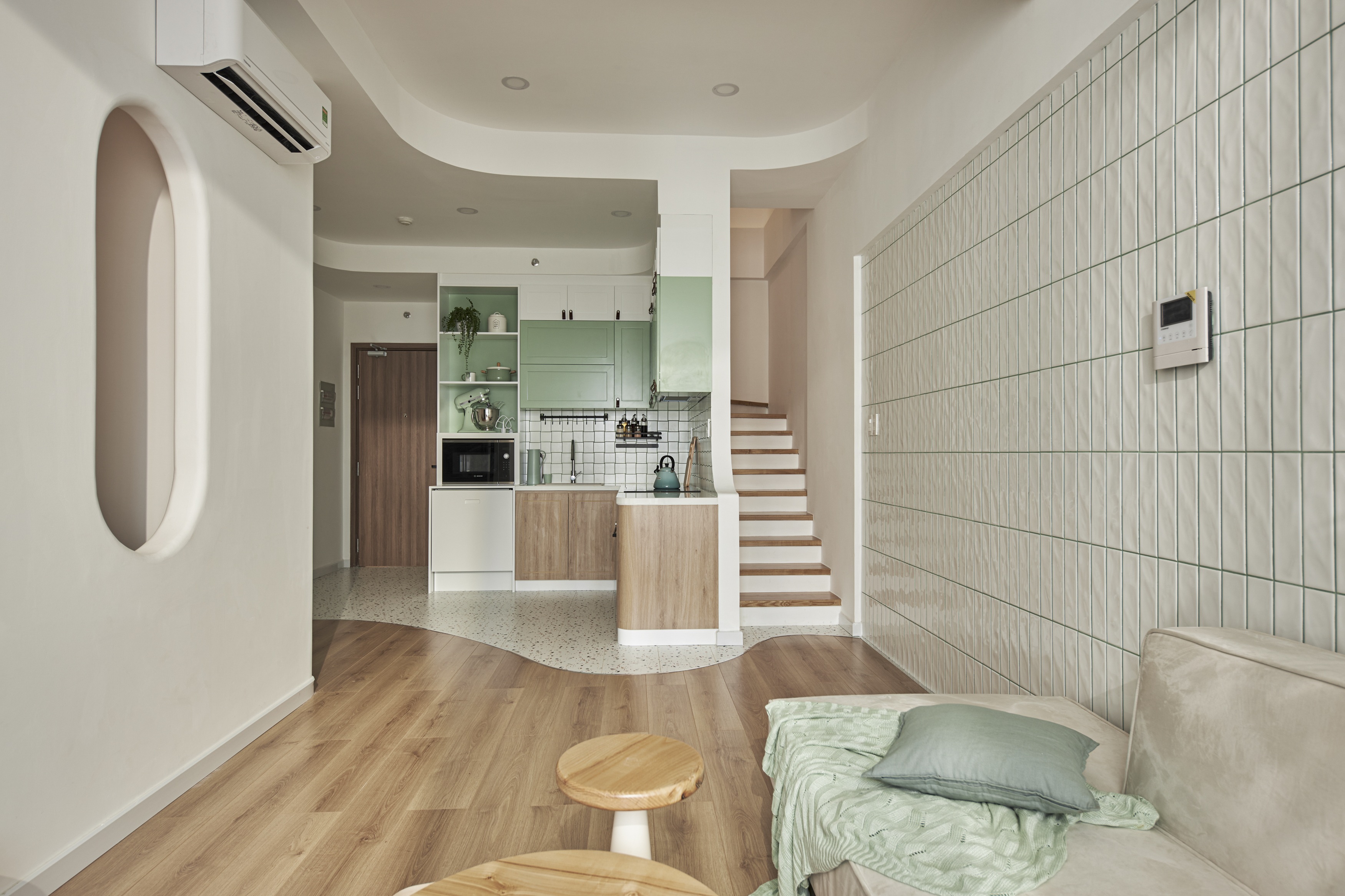 Độc đáo căn chung cư thông tầng, gia chủ chi bộn tiền... trồng cây trên bàn - 2 Độc đáo căn chung cư thông tầng, gia chủ chi bộn tiền... trồng cây trên bàn - 2