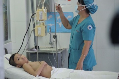 Rơi xuống hố trấu đang cháy, cháu bé 8 tuổi bỏng nặng