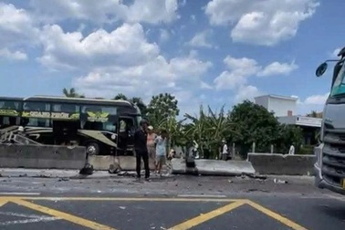 Hai người tử vong sau va chạm xe khách