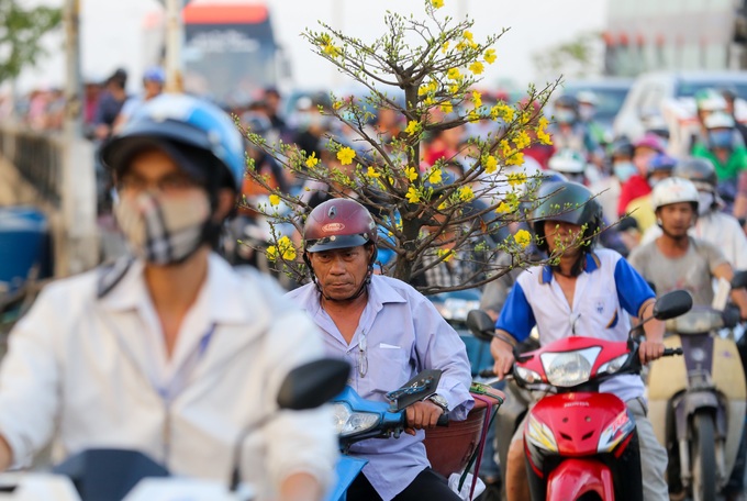 Người dân về Tết phải cuốc bộ vào bến xe ở Sài Gòn vì tắc đường