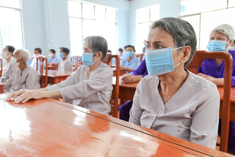 Bộ trưởng Đào Ngọc Dung tặng quà đối tượng bảo trợ xã hội tỉnh Bình Dương - 2 Bộ trưởng Đào Ngọc Dung tặng quà đối tượng bảo trợ xã hội tỉnh Bình Dương - 2