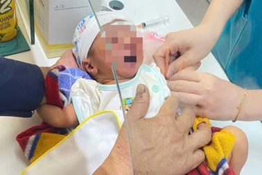 Đi đánh cá, 3 người đàn ông phát hiện bé gái sơ sinh bị bỏ rơi