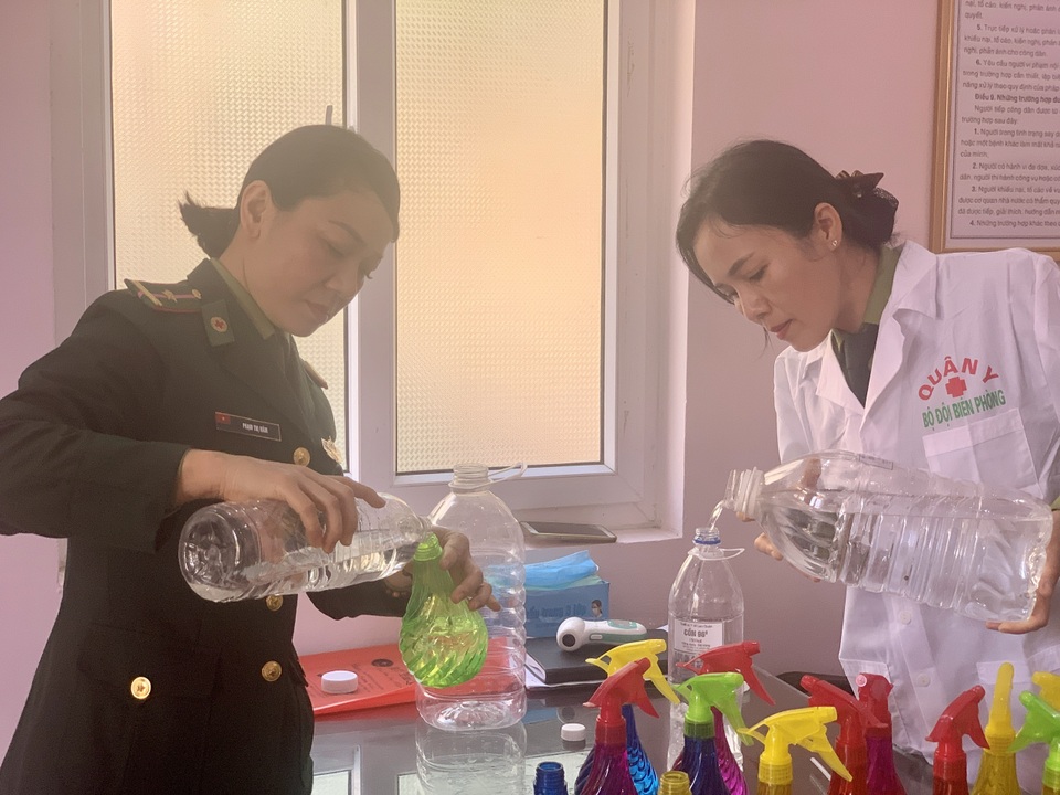 Bác sĩ quân y chăm sóc sức khỏe cho quân dân khu vực biên giới - 11 Bác sĩ quân y chăm sóc sức khỏe cho quân dân khu vực biên giới - 11