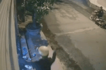 Bị nhắc chạy xe chậm lại, nhóm thanh niên chém cửa nhà dân ở TPHCM