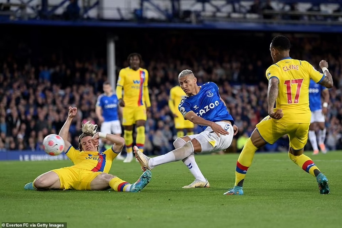 Trụ hạng thành công, CĐV Everton tràn xuống sân ăn mừng như nhà vô địch - 5 Trụ hạng thành công, CĐV Everton tràn xuống sân ăn mừng như nhà vô địch - 5