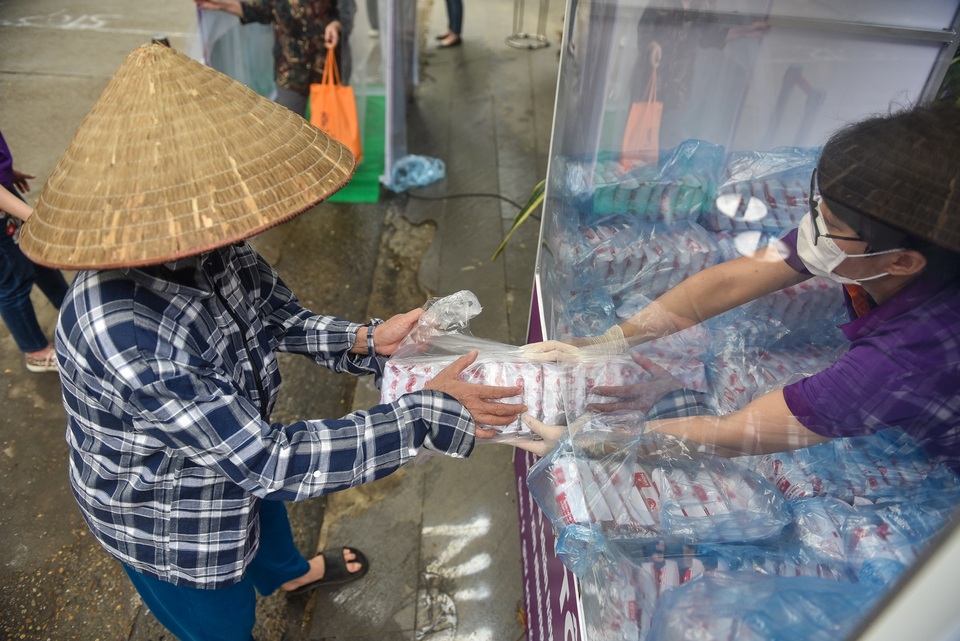 Hà Nội: ATM mỳ tôm, trứng gà trao yêu thương tới người nghèo - 8 Hà Nội: ATM mỳ tôm, trứng gà trao yêu thương tới người nghèo - 8