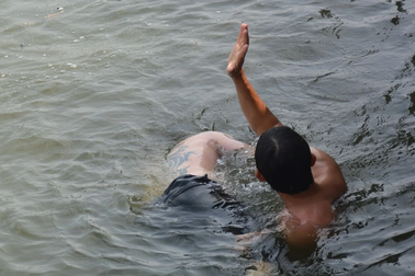 Nhận lời thách đố bơi sông khi đang nhậu, thanh niên chìm mất tích