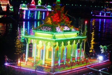 Lung linh đèn nước mừng lễ Ócc-om-bóc