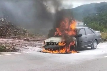 Ô tô đang chạy bất ngờ cháy dữ dội, tài xế bỏ chạy thoát thân