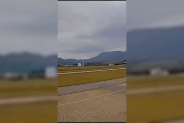 Suýt xảy ra thảm họa hàng không: Máy bay đánh lái né trực thăng trên trời