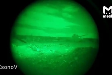 Khoảnh khắc lính Ukraine lái xe tăng đào tẩu sang phía Nga