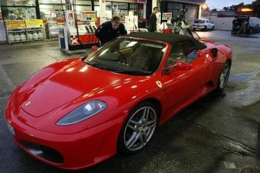 Mất siêu xe Ferrari khi đi đánh bạc
