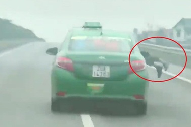 Hà Nội: Lái xe hất cảnh sát lên nắp capo lĩnh án về tội “Giết người”