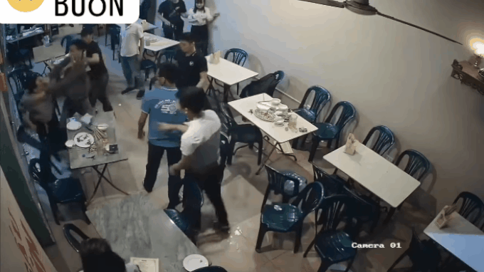 Thẳng tay ném cốc sang bàn bên, thanh niên ra tát tới tấp vào mặt người đàn ông vì một cái nhìn đểu - Ảnh 4. Thẳng tay ném cốc sang bàn bên, thanh niên ra tát tới tấp vào mặt người đàn ông vì một cái nhìn đểu - Ảnh 4.