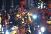 Người dân mang xoong nồi, ghế xuống đường mừng đội tuyển Việt Nam vô địch