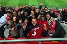 Những mỹ nhân xinh đẹp “ngập nước mắt” ăn mừng Livepool thắng Barcelona