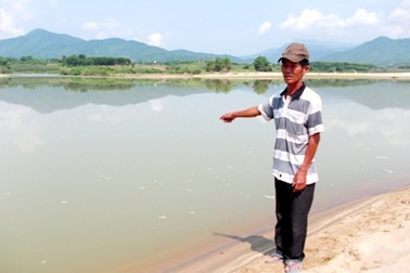 Hai cha con cứu 8 học sinh đuối nước