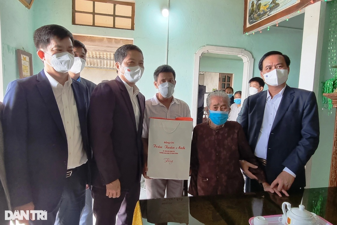 Trưởng Ban Kinh tế Trung ương tặng quà Tết gia đình chính sách, công nhân - 1 Trưởng Ban Kinh tế Trung ương tặng quà Tết gia đình chính sách, công nhân - 1