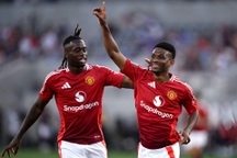 Man Utd ngược dòng hạ Betis, Liverpool đánh bại Arsenal