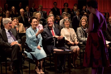 Đệ nhất phu nhân Trung Quốc khoe giọng tại trường nghệ thuật Mỹ