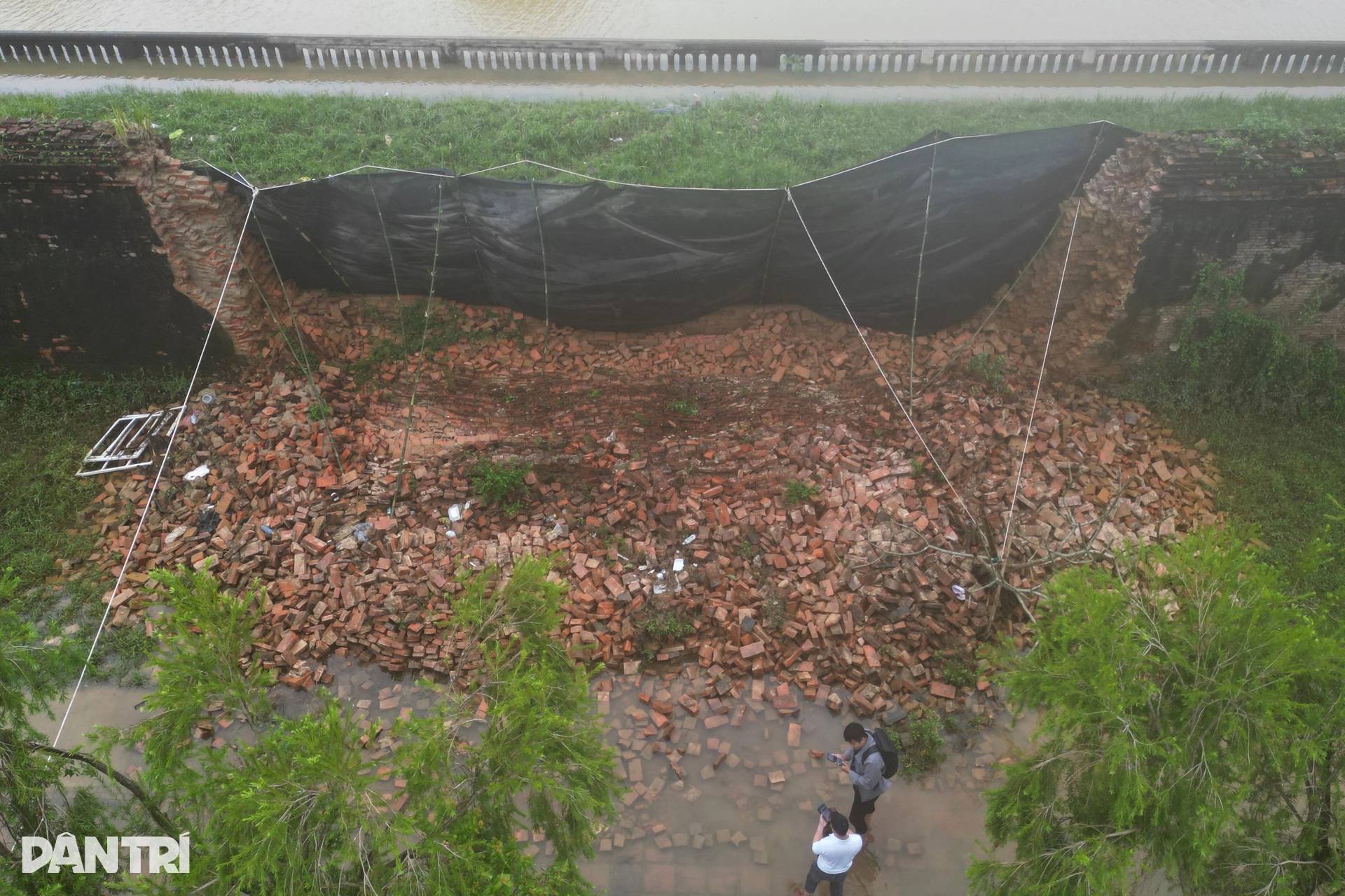 Cận cảnh đoạn tường đổ sập, cột gỗ ẩm mốc bên trong Hoàng thành Huế - 3 Cận cảnh đoạn tường đổ sập, cột gỗ ẩm mốc bên trong Hoàng thành Huế - 3